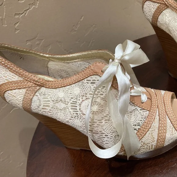 Seychelles Women's Harmony Wedge Peep Toe Pump, Natural, Size 7.5 - Picture 9 of 11